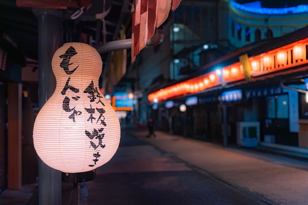 具俊晔现身大S墓地 坐旁边为其修图 深情守护引发感动